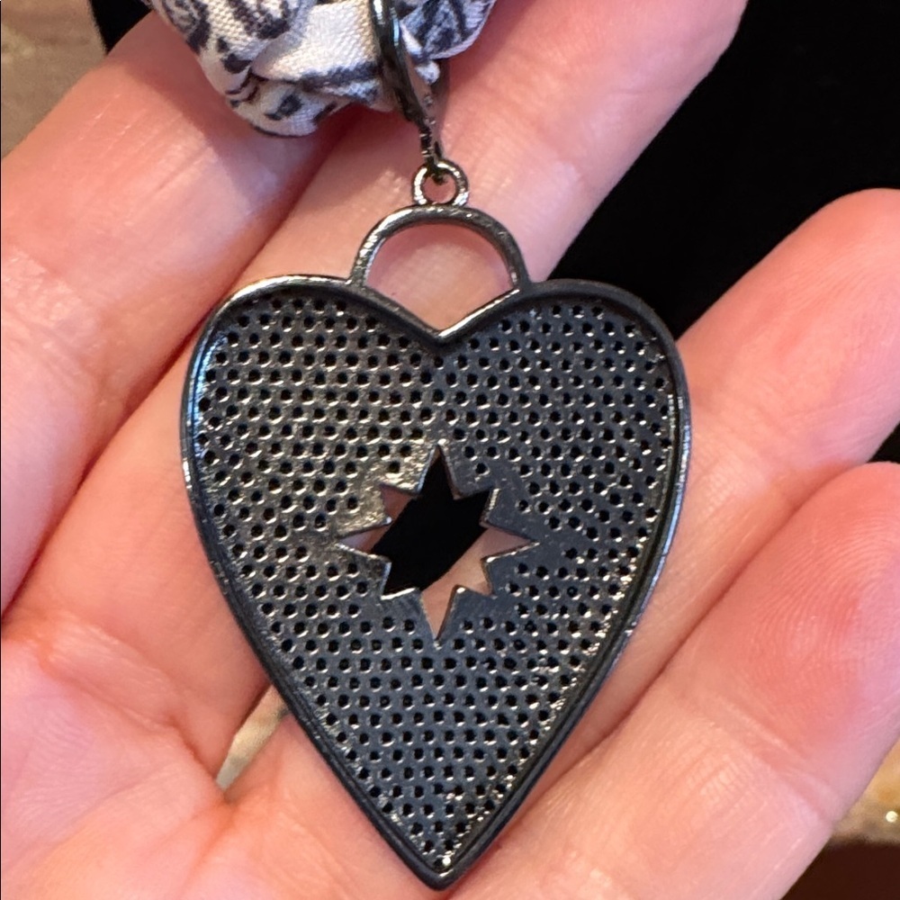 Bandana Babe Knotted Heart Charm Scarf Necklace - Black and Ivory -NWOT - Picture 4 of 8